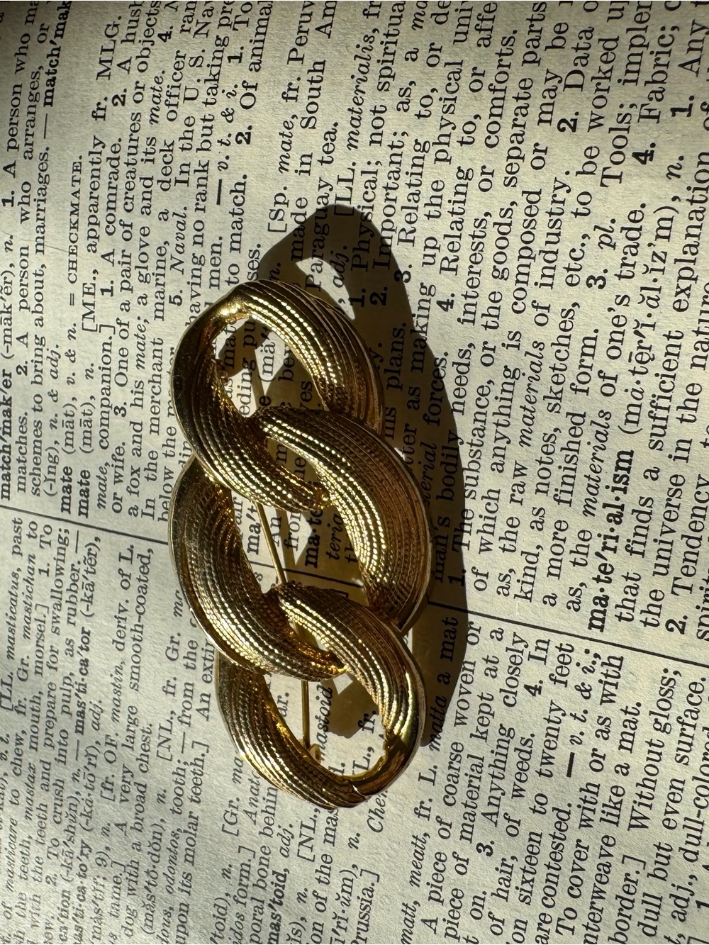 Gold Chain Link Women's Brooch - Elegant Statement Accessory
